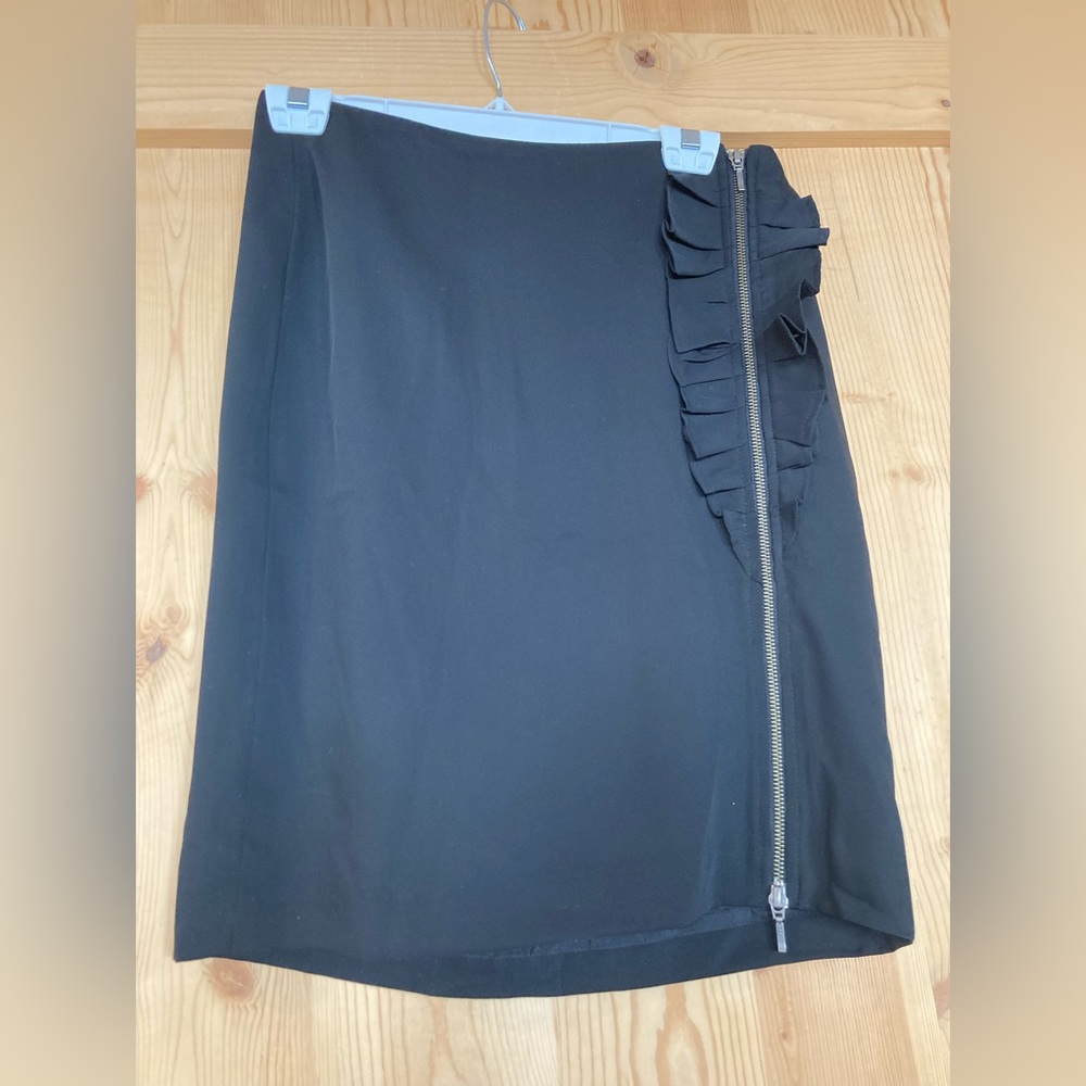 Banana Republic holiday season never worn skirt has edgy zipper w/ pretty ruffle